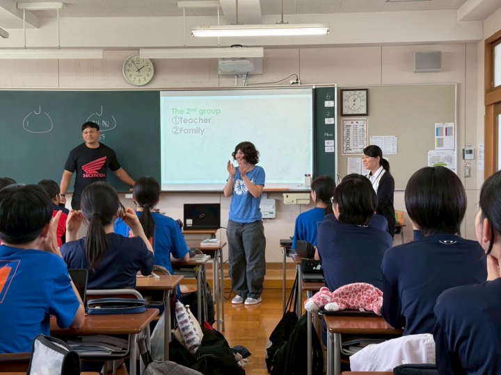 クラスで授業・引きの構図.jpg