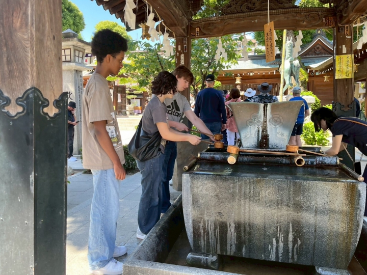 櫛田神社で手水.jpg
